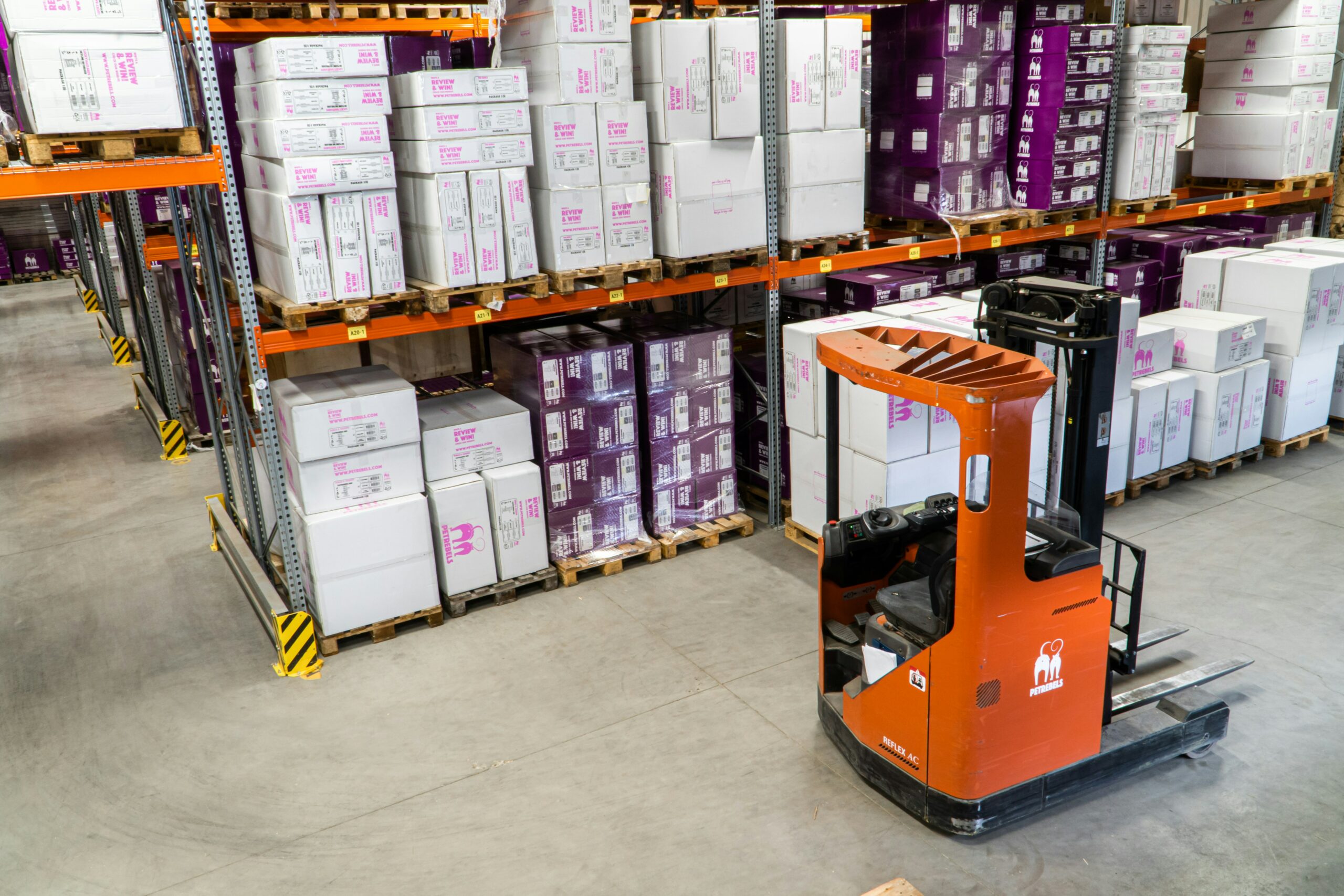 Forklift truck moving pallets in a warehouse